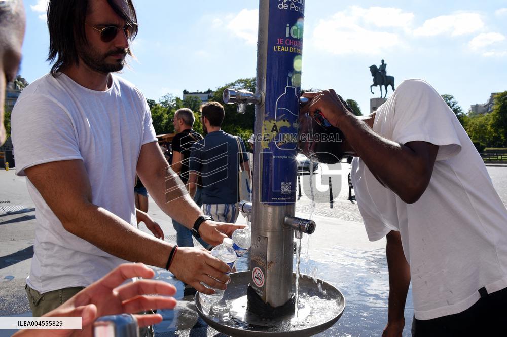 France On Heatwave Alert - Paris