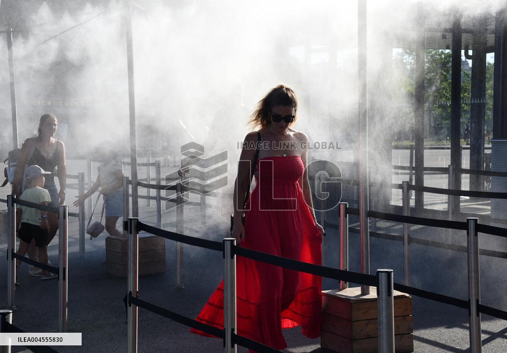 France On Heatwave Alert - Paris