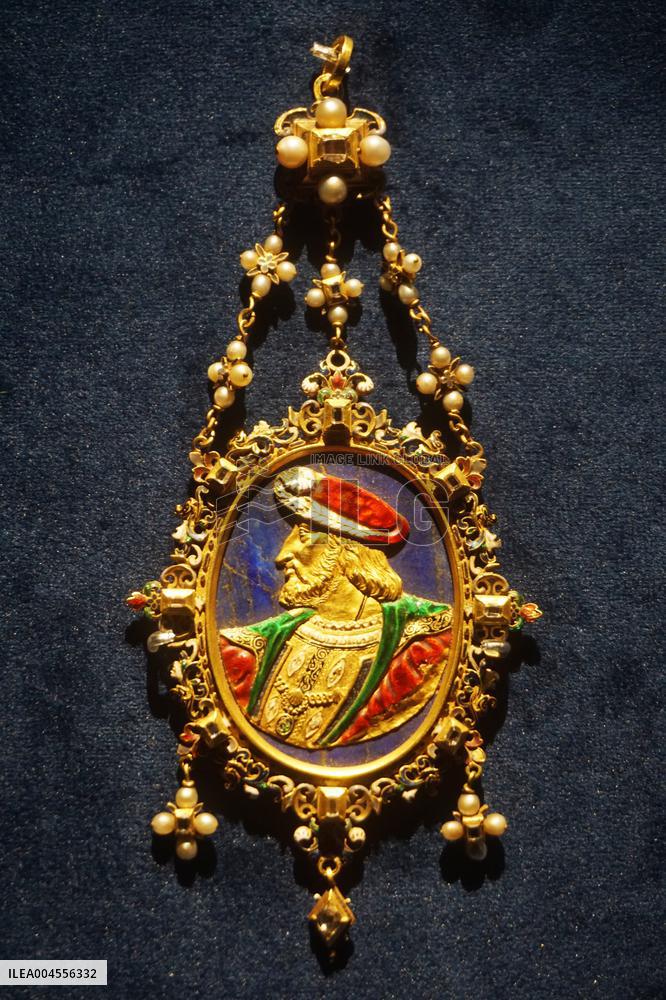 Century Treasures Art Exhibition in Hangzhou