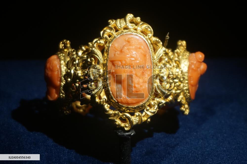 Century Treasures Art Exhibition in Hangzhou