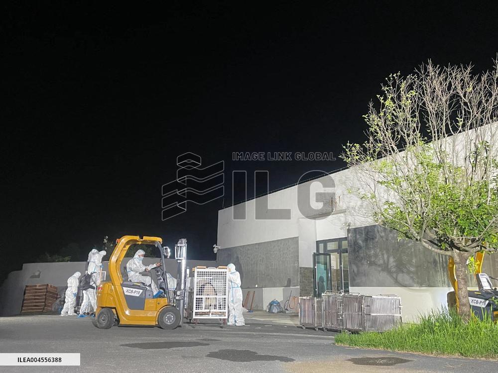 Giant pandas arrive at the Chengdu Shuangliu International Airport