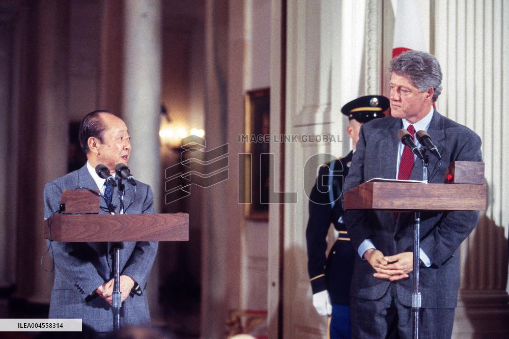 Clinton Hosts a Press Conference with PM Kimchi Miyazawa of Japan