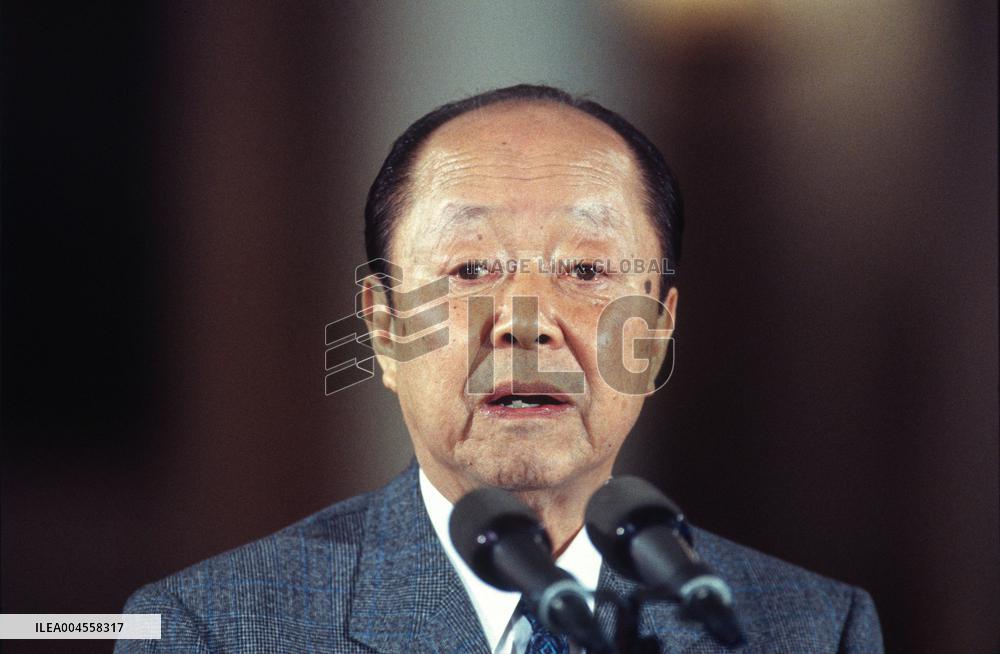Clinton Hosts a Press Conference with PM Kimchi Miyazawa of Japan