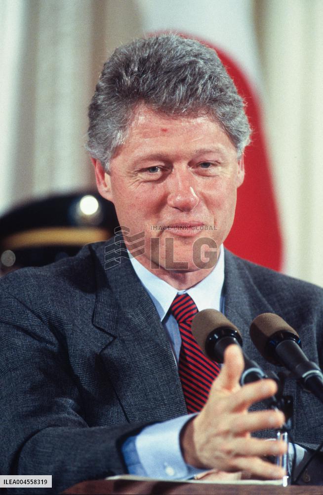 Clinton Hosts a Press Conference with PM Kimchi Miyazawa of Japan
