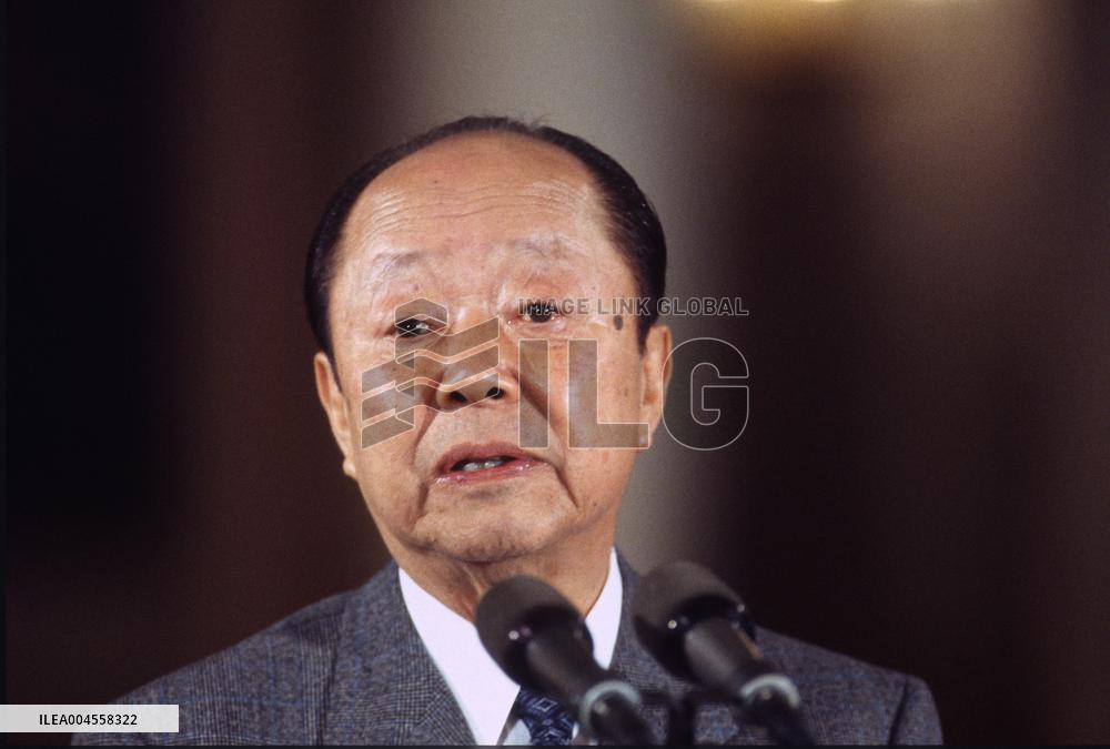 Clinton Hosts a Press Conference with PM Kimchi Miyazawa of Japan