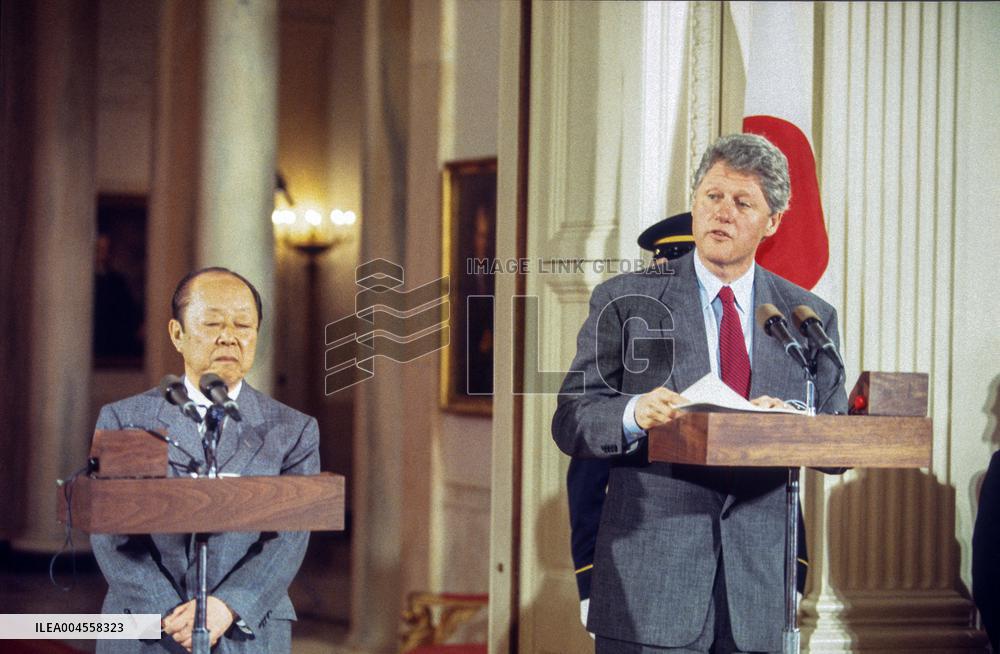 Clinton Hosts a Press Conference with PM Kimchi Miyazawa of Japan