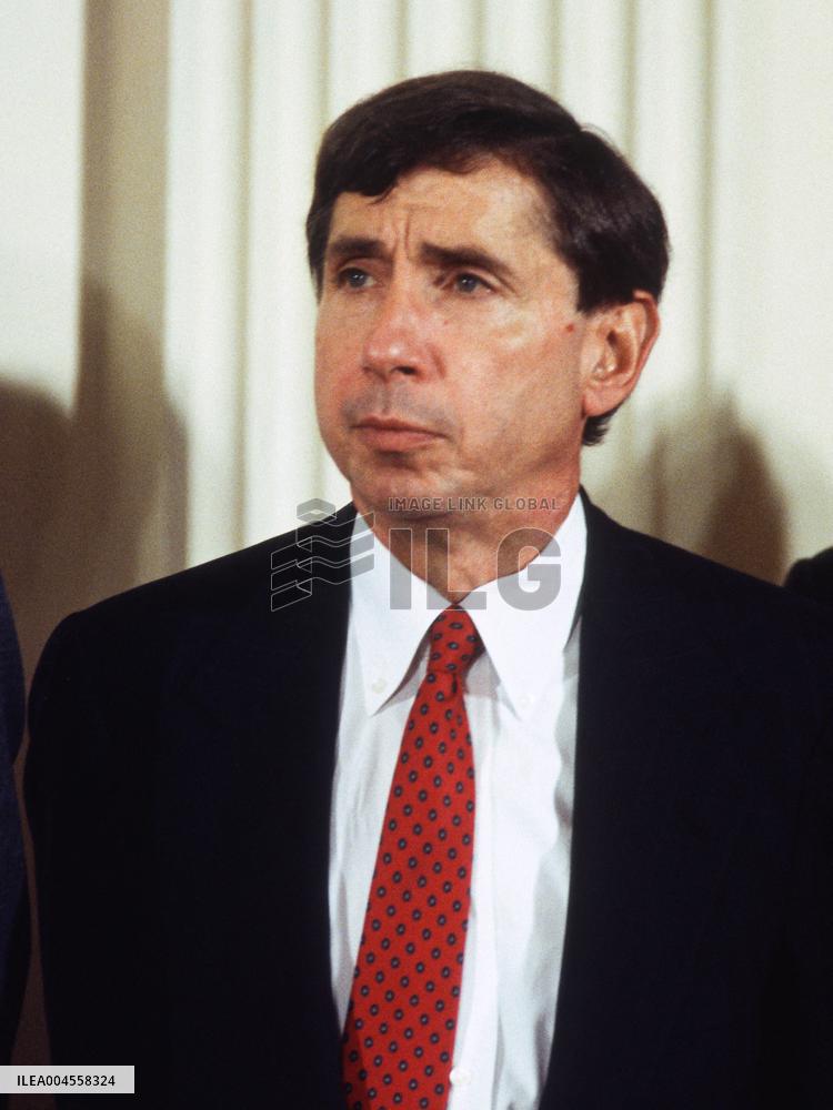 Clinton Hosts a Press Conference with PM Kimchi Miyazawa of Japan