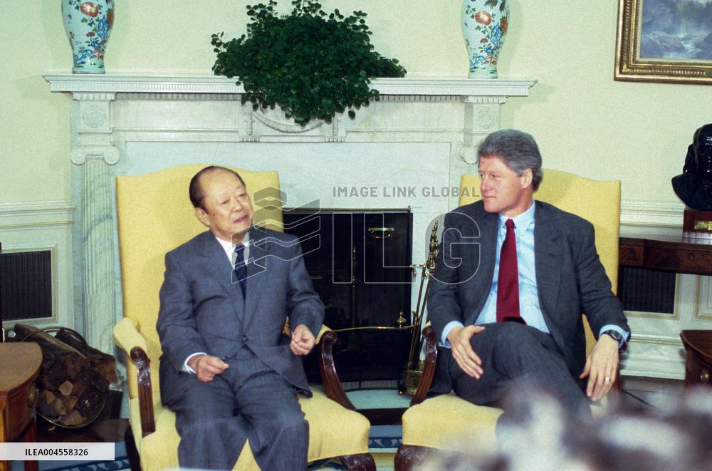 Clinton Hosts a Press Conference with PM Kimchi Miyazawa of Japan