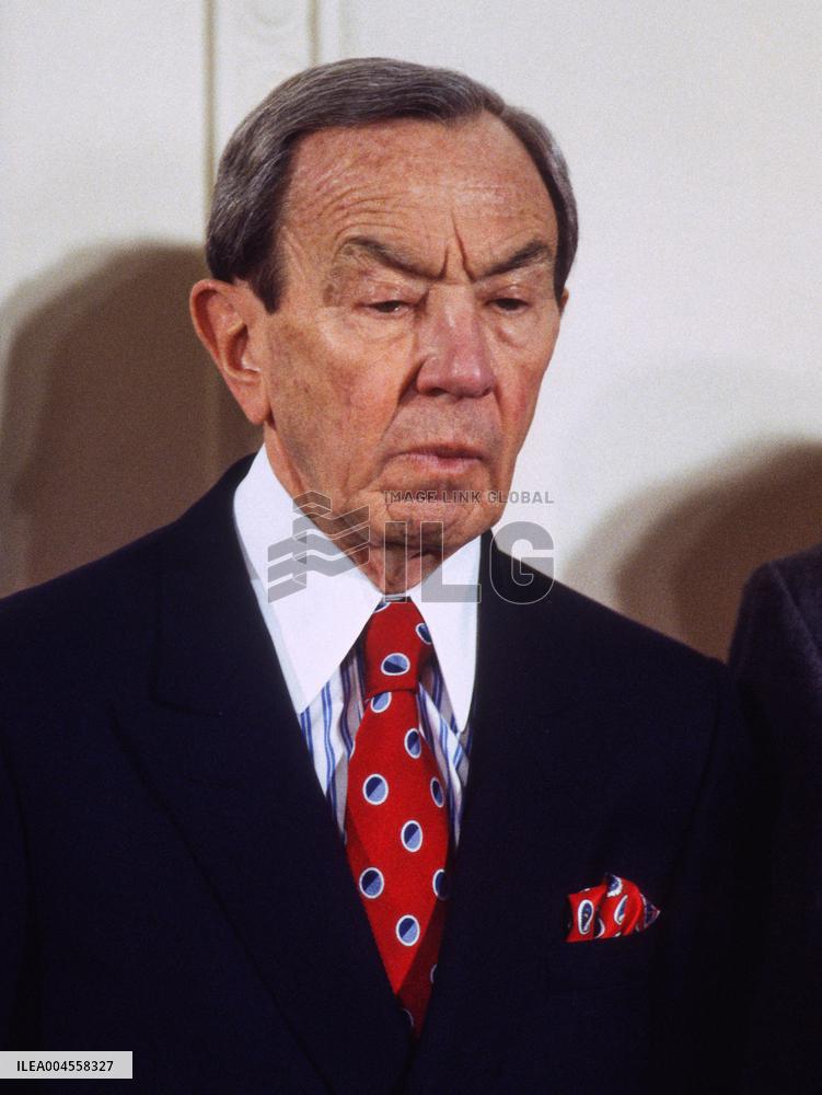 Clinton Hosts a Press Conference with PM Kimchi Miyazawa of Japan