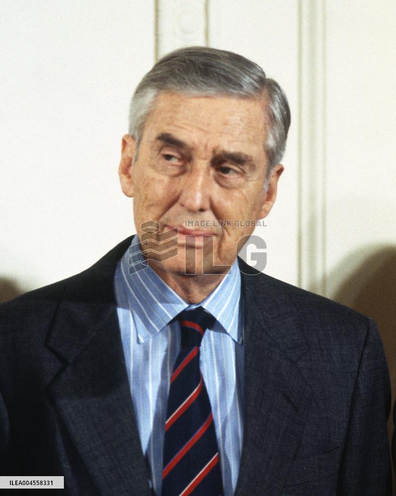 Clinton Hosts a Press Conference with PM Kimchi Miyazawa of Japan