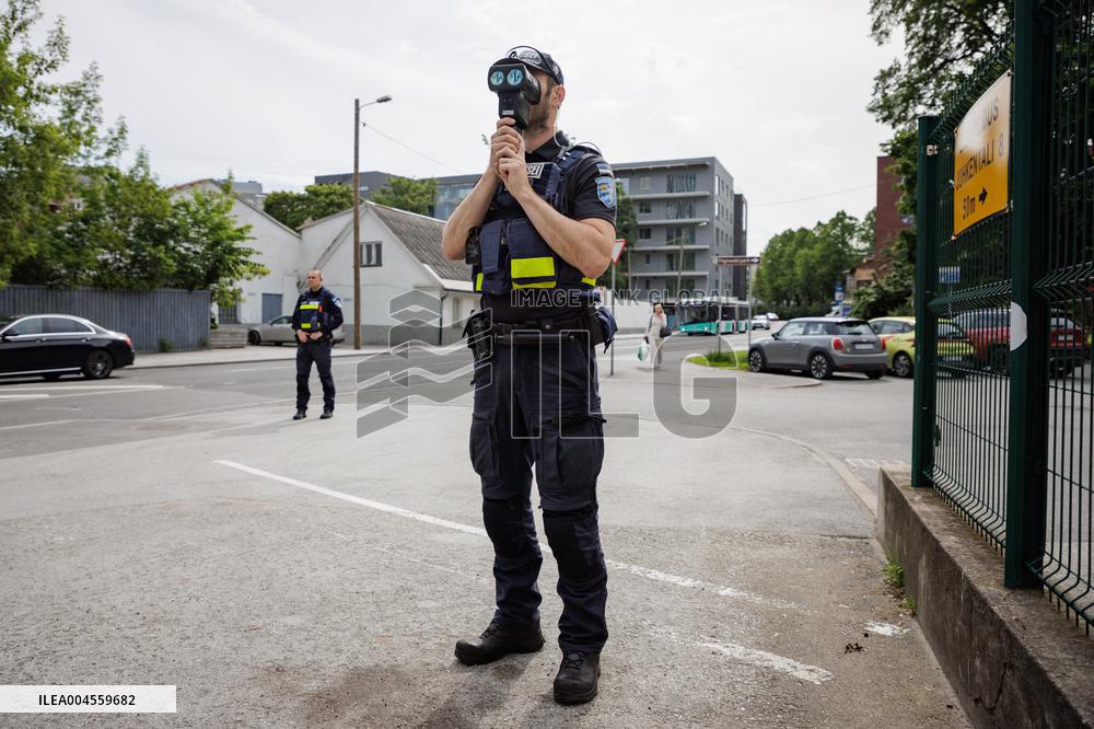Monitoring traffic speed