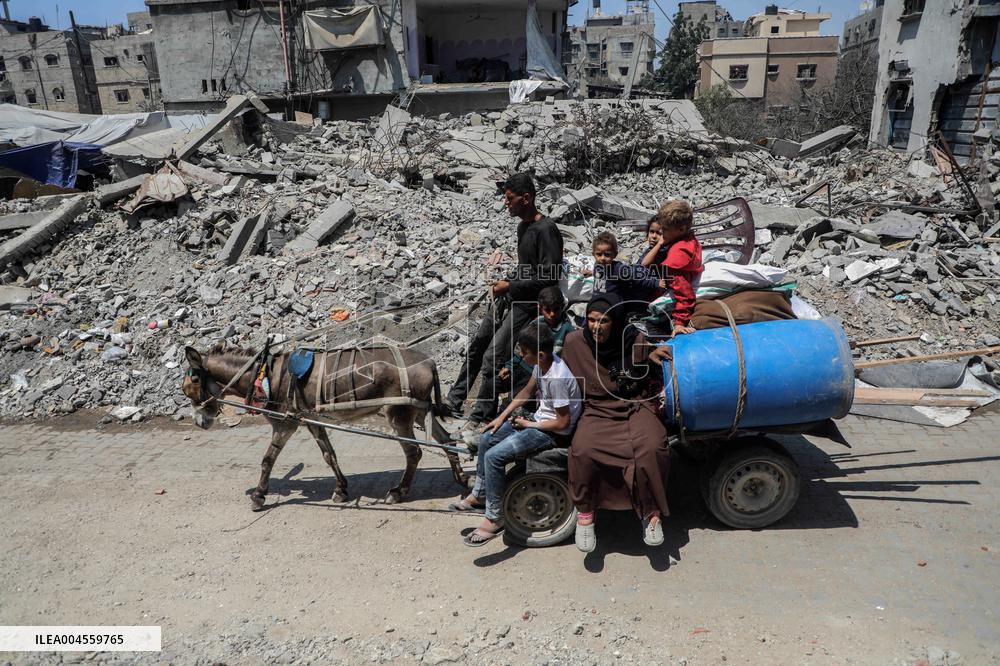 Palestinians Flee to Southern Gaza Strip