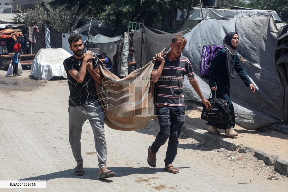 Palestinians Flee to Southern Gaza Strip