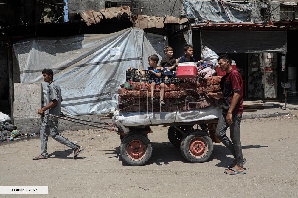 Palestinians Flee to Southern Gaza Strip