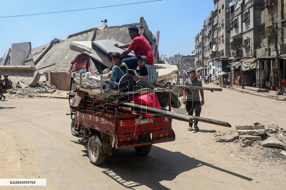 Palestinians Flee to Southern Gaza Strip