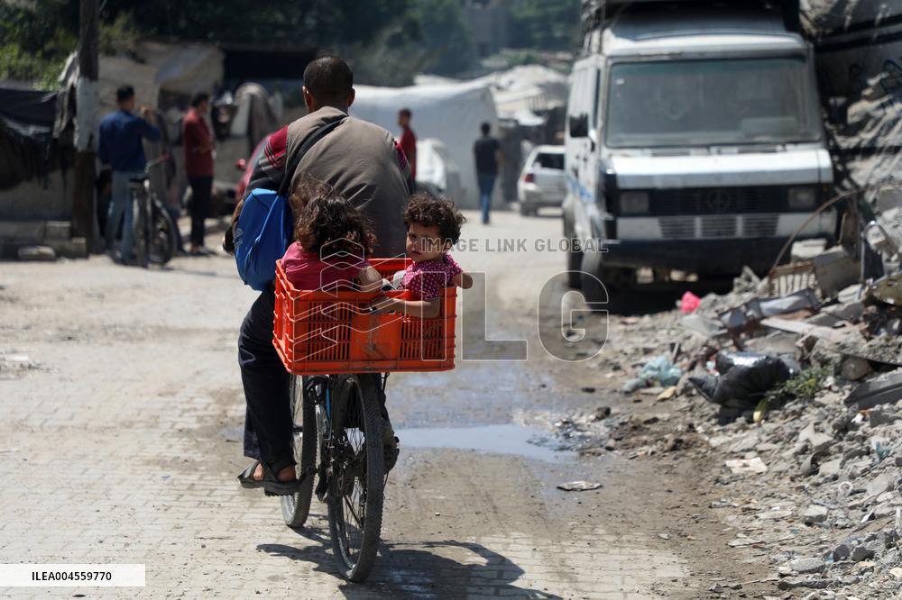 Palestinians Flee to Southern Gaza Strip