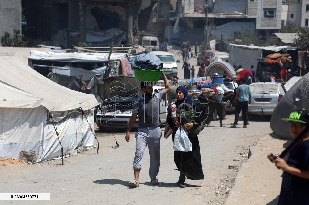 Palestinians Flee to Southern Gaza Strip