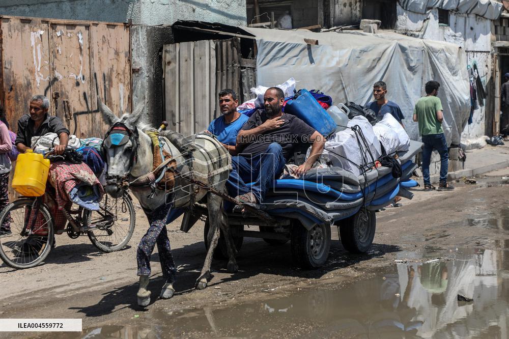 Palestinians Flee to Southern Gaza Strip