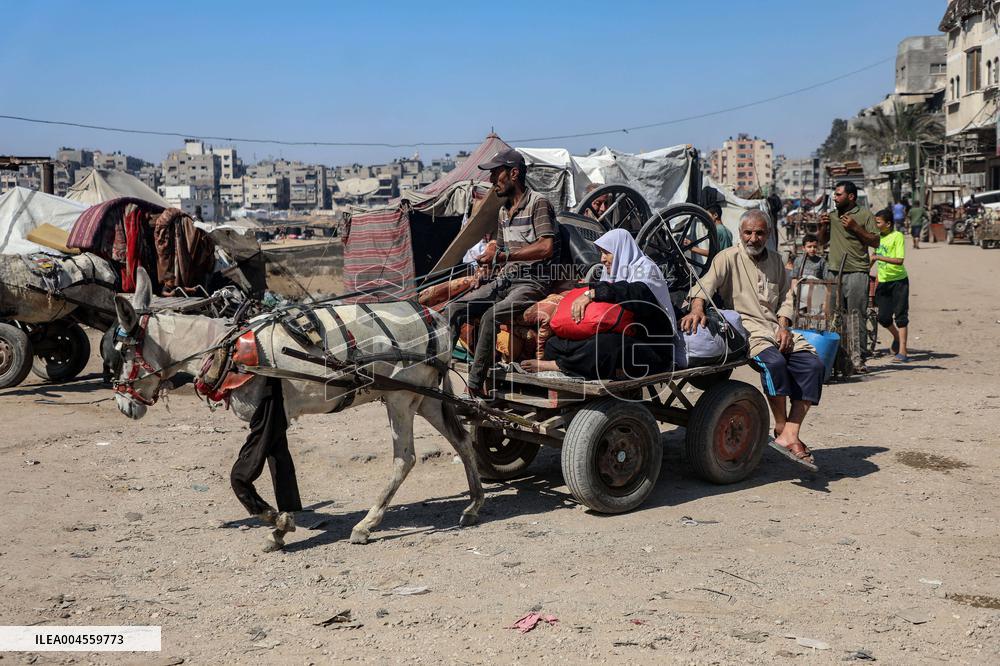 Palestinians Flee to Southern Gaza Strip