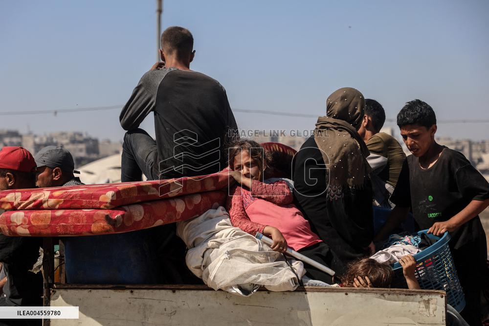 Palestinians Flee to Southern Gaza Strip