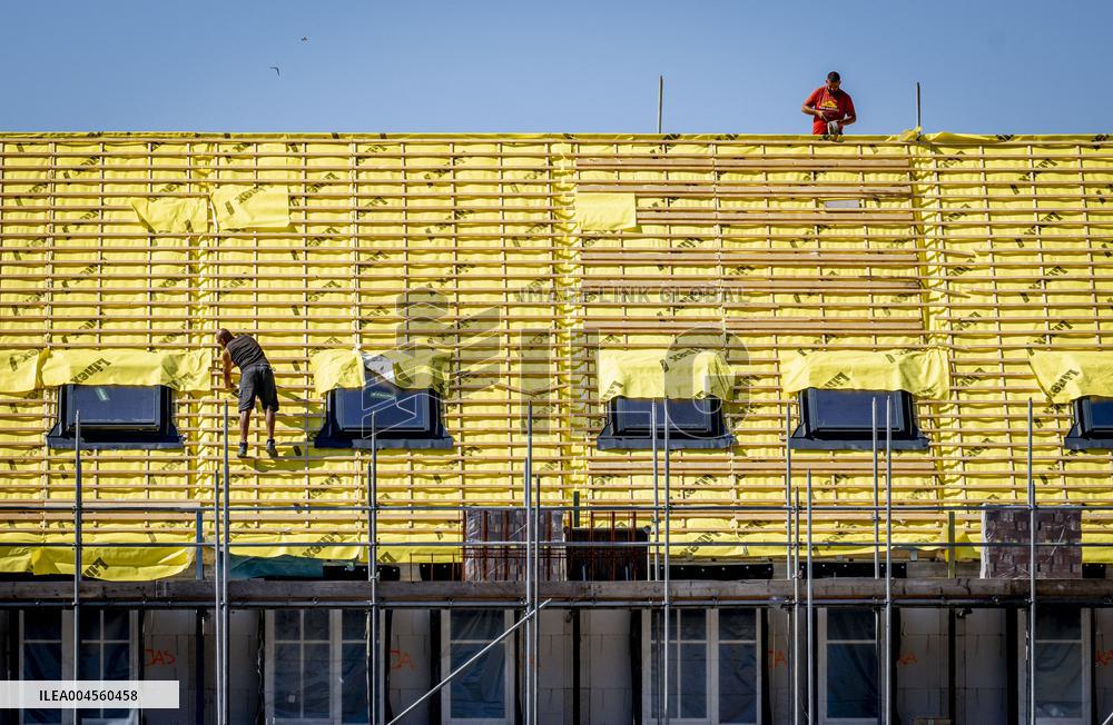 Construction Workers During The National Heat Plan - Gouda