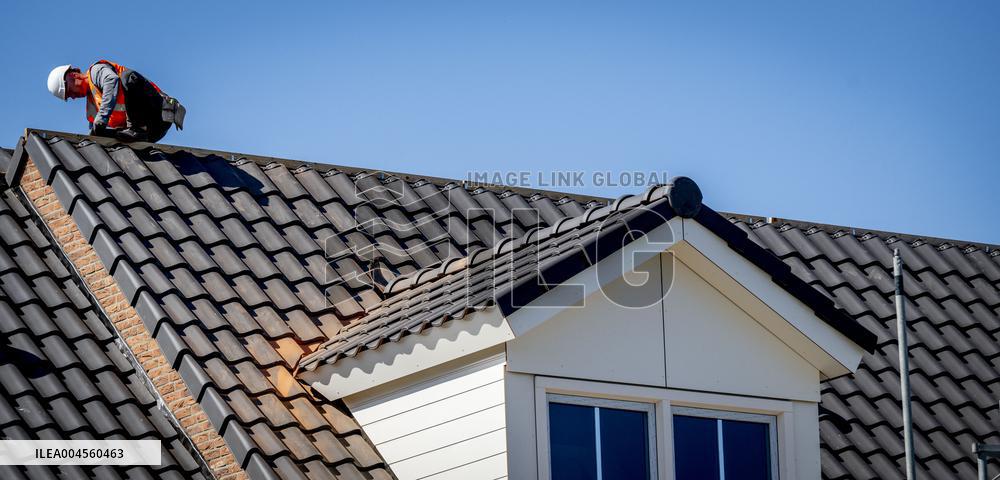 Construction Workers During The National Heat Plan - Gouda