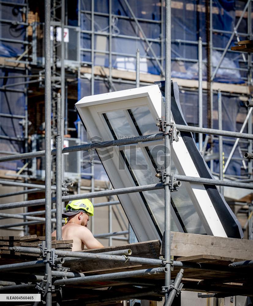 Construction Workers During The National Heat Plan - Gouda