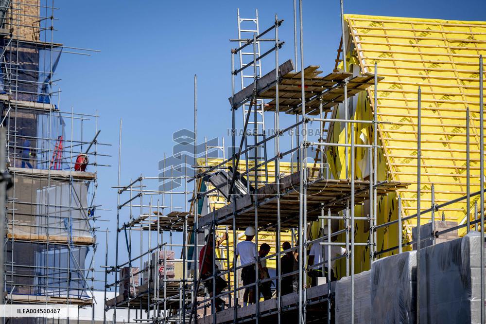 Construction Workers During The National Heat Plan - Gouda