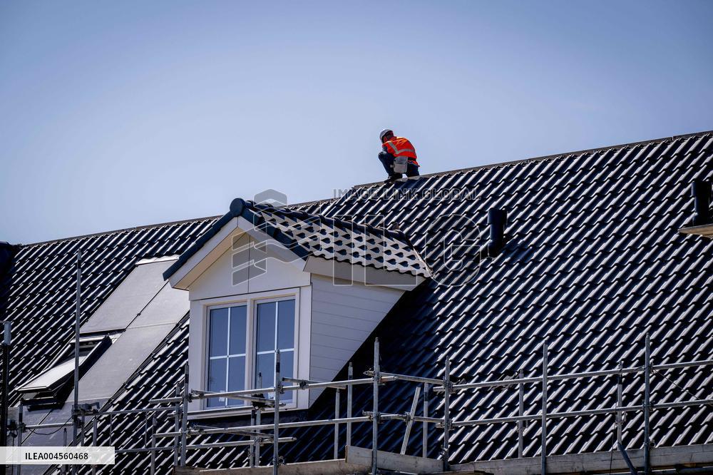 Construction Workers During The National Heat Plan - Gouda