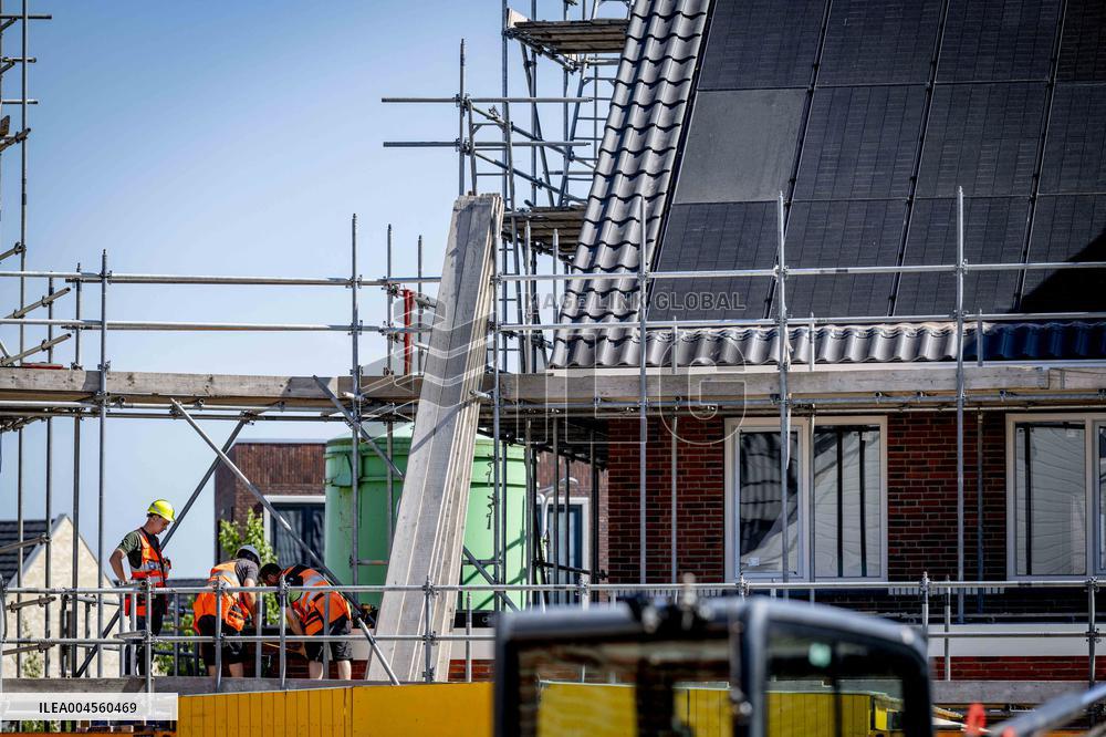 Construction Workers During The National Heat Plan - Gouda