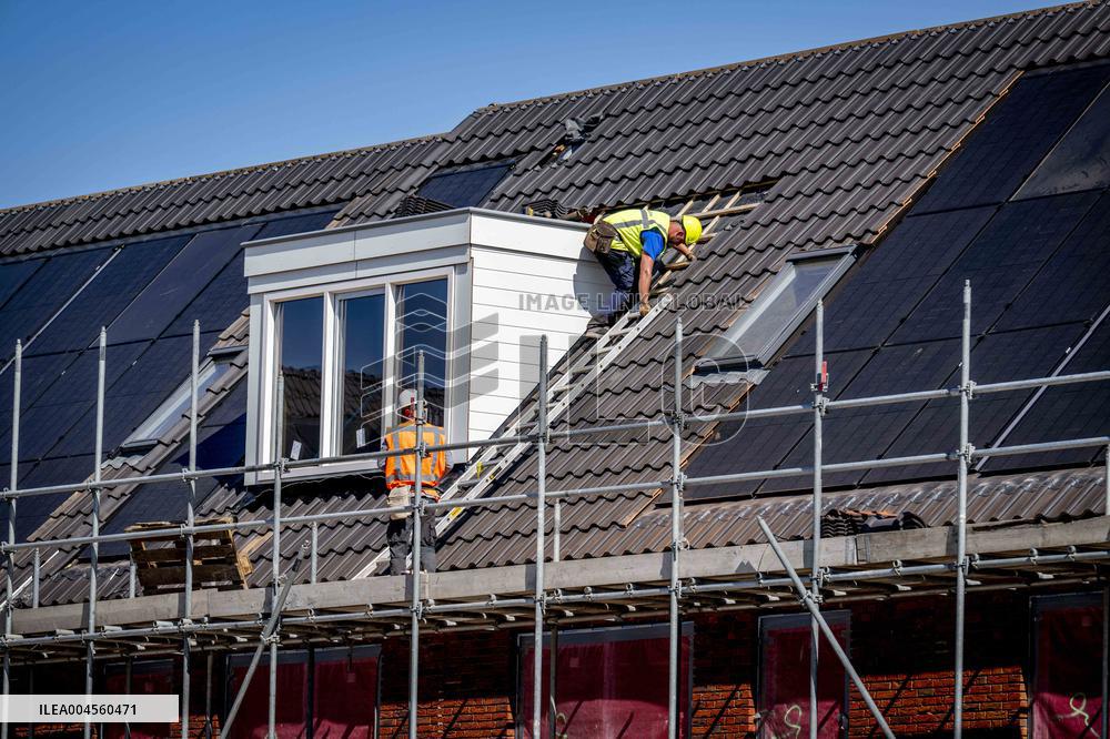 Construction Workers During The National Heat Plan - Gouda