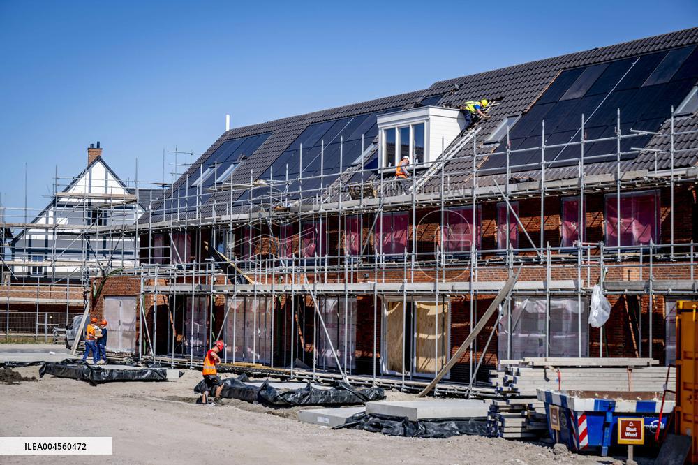 Construction Workers During The National Heat Plan - Gouda
