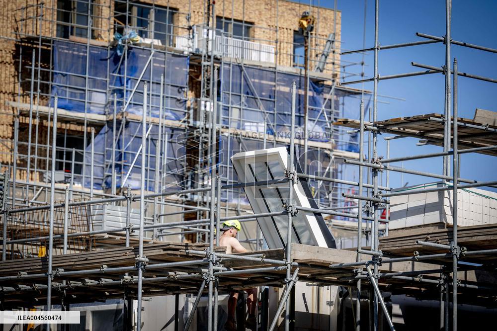 Construction Workers During The National Heat Plan - Gouda