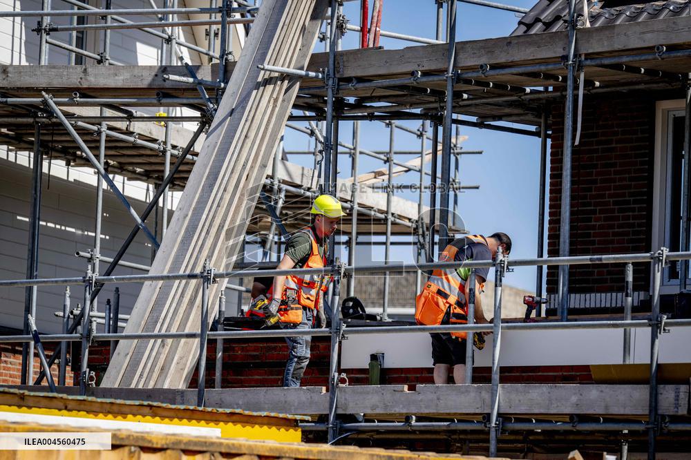 Construction Workers During The National Heat Plan - Gouda
