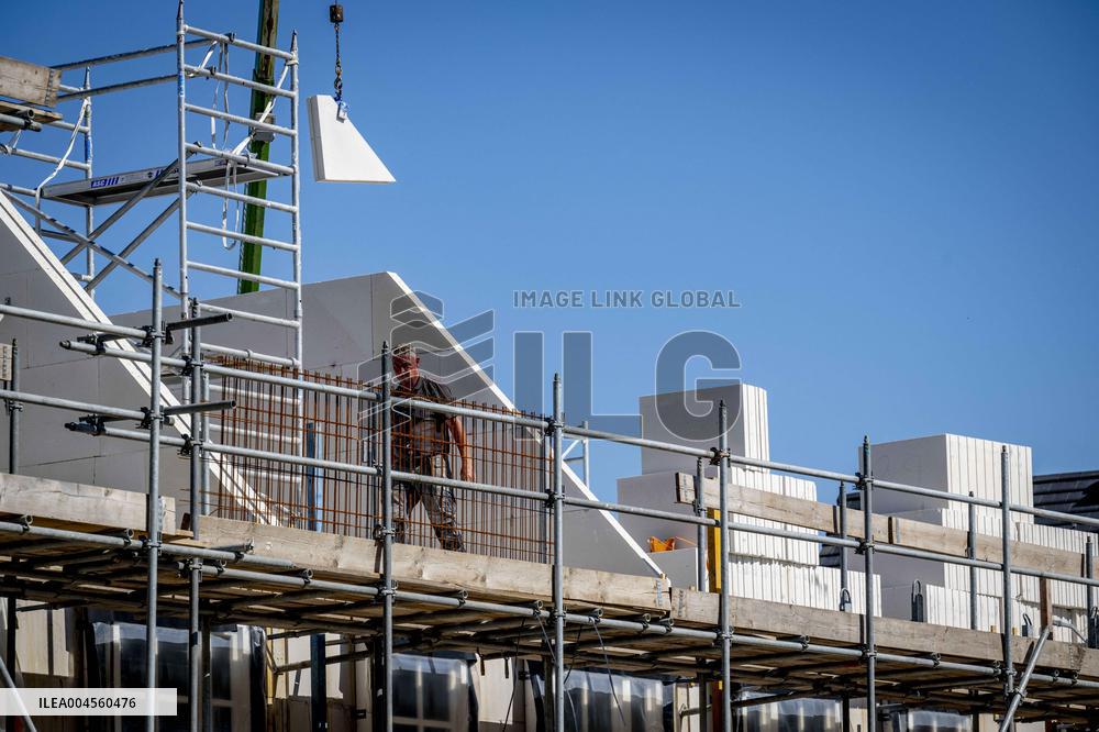 Construction Workers During The National Heat Plan - Gouda