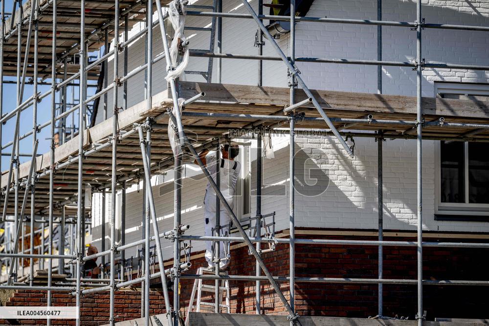 Construction Workers During The National Heat Plan - Gouda