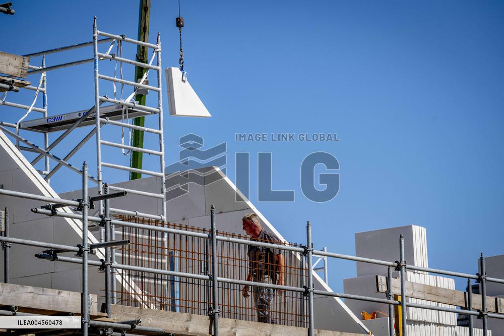 Construction Workers During The National Heat Plan - Gouda