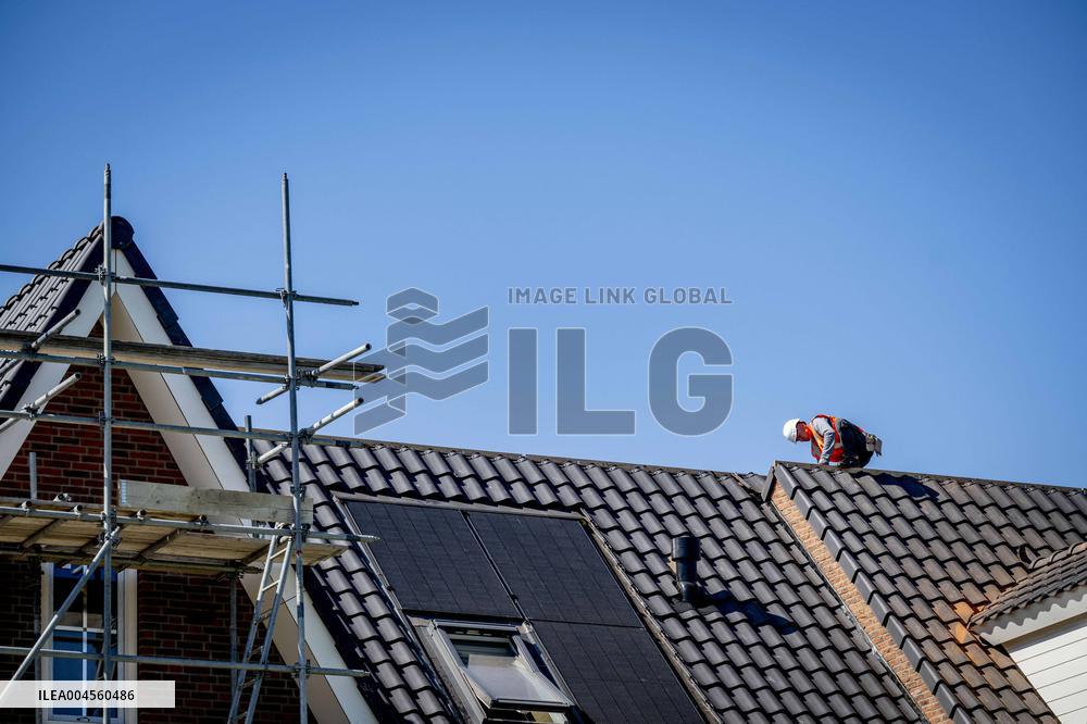 Construction Workers During The National Heat Plan - Gouda