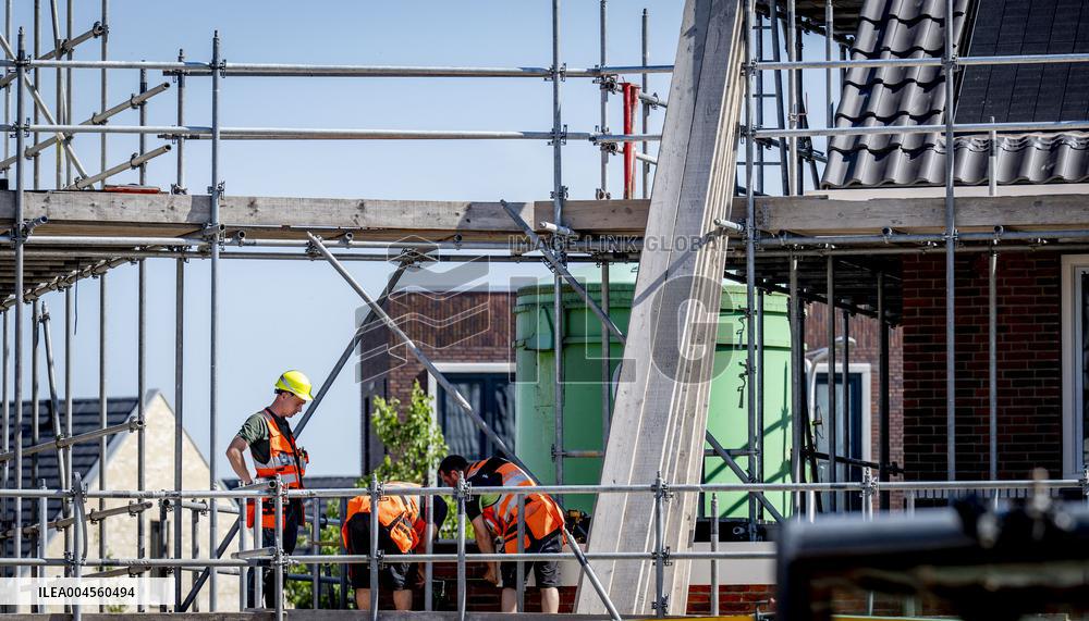 Construction Workers During The National Heat Plan - Gouda