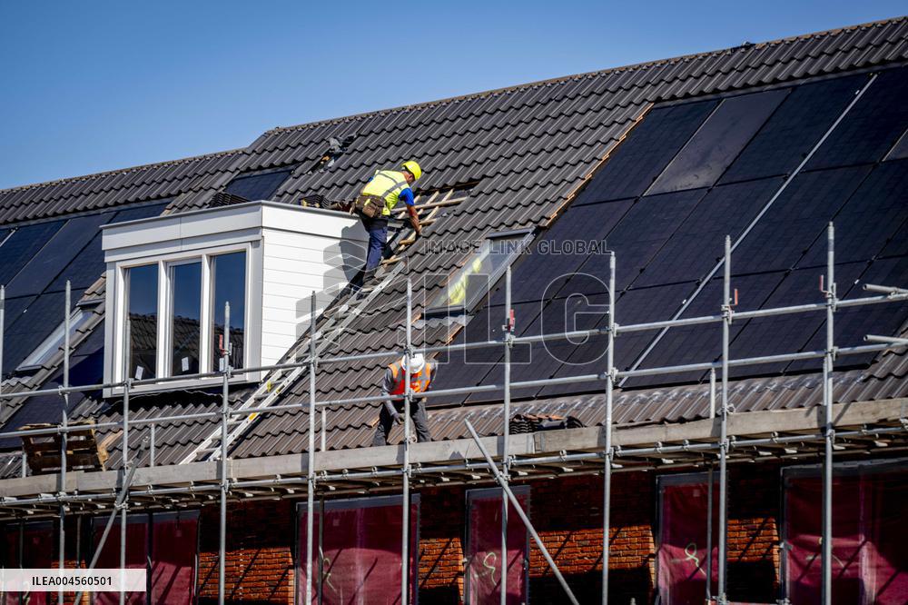 Construction Workers During The National Heat Plan - Gouda
