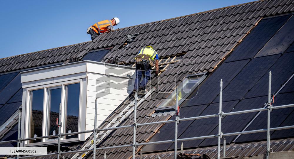 Construction Workers During The National Heat Plan - Gouda