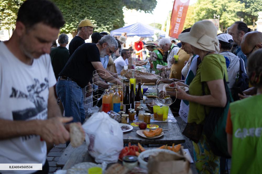 Farmers banquet against the Duplomb law - Paris