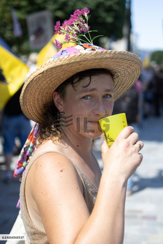 Farmers banquet against the Duplomb law - Paris
