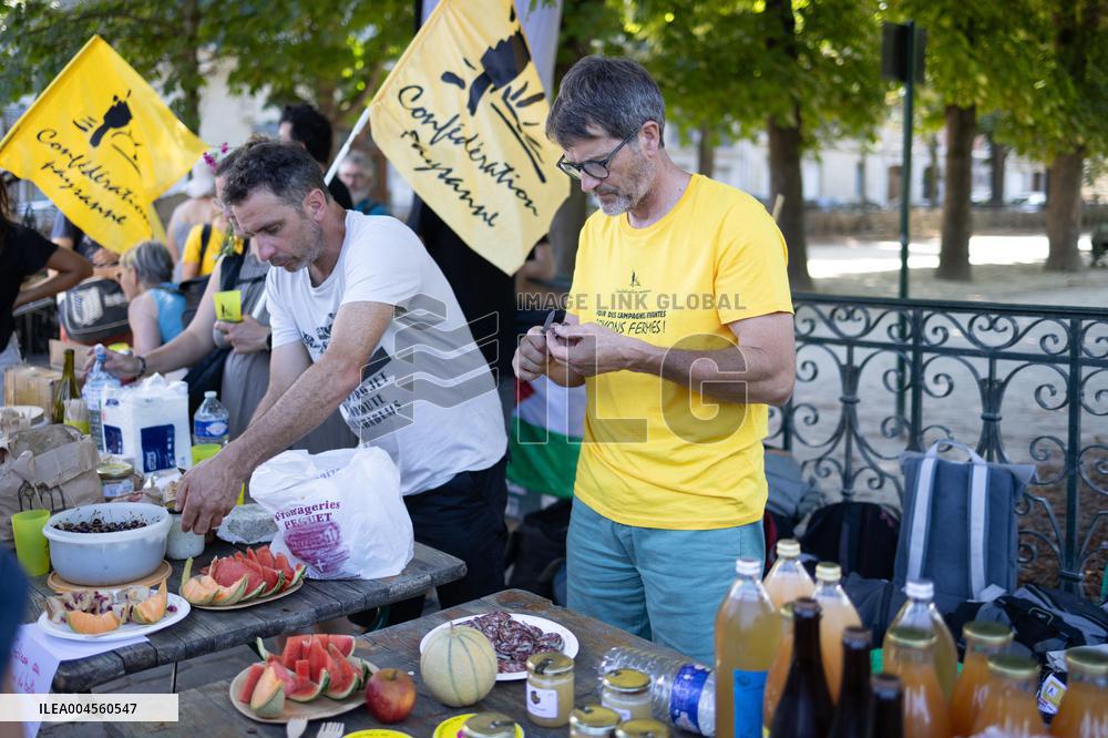 Farmers banquet against the Duplomb law - Paris