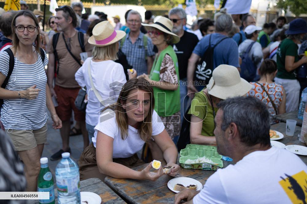 Farmers banquet against the Duplomb law - Paris