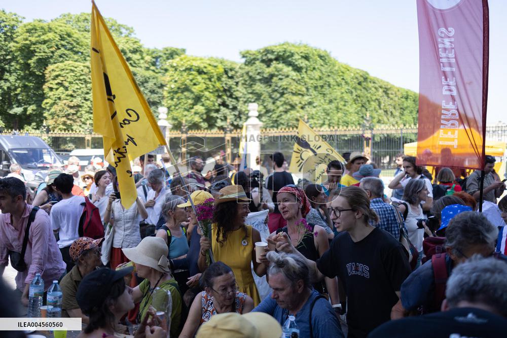 Farmers banquet against the Duplomb law - Paris