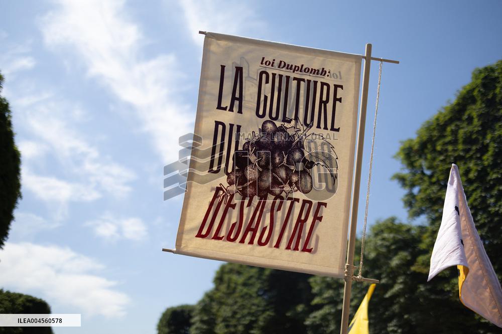 Farmers banquet against the Duplomb law - Paris