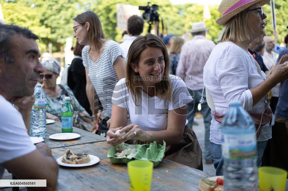 Farmers banquet against the Duplomb law - Paris