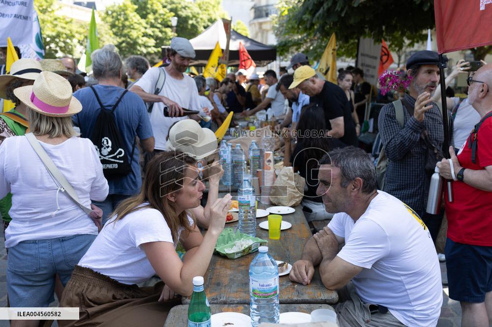Farmers banquet against the Duplomb law - Paris