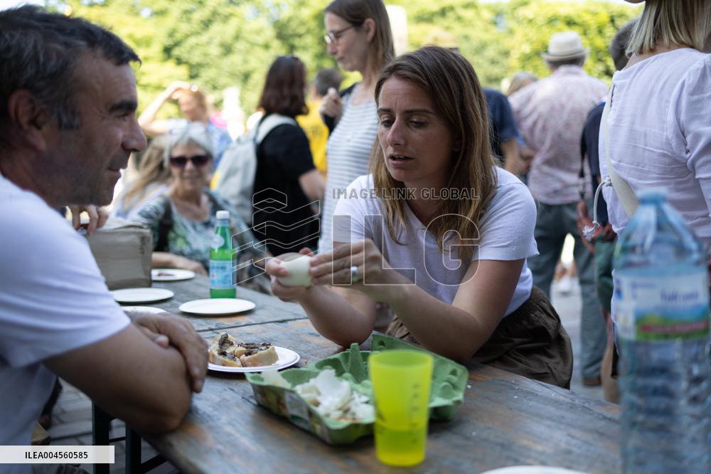 Farmers banquet against the Duplomb law - Paris
